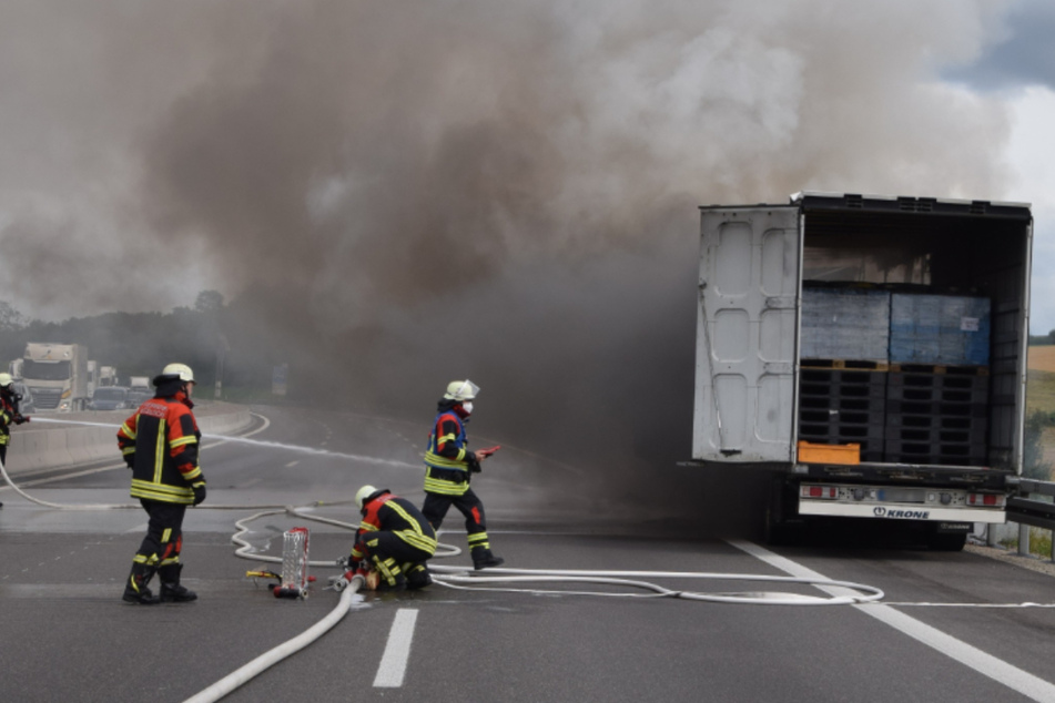 Unfall A6: Dichte Rauchwolken: A6 wegen brennendem Laster voll gesperrt!
