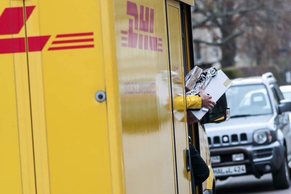 Ein DHL-Paketbote bei der Arbeit.
