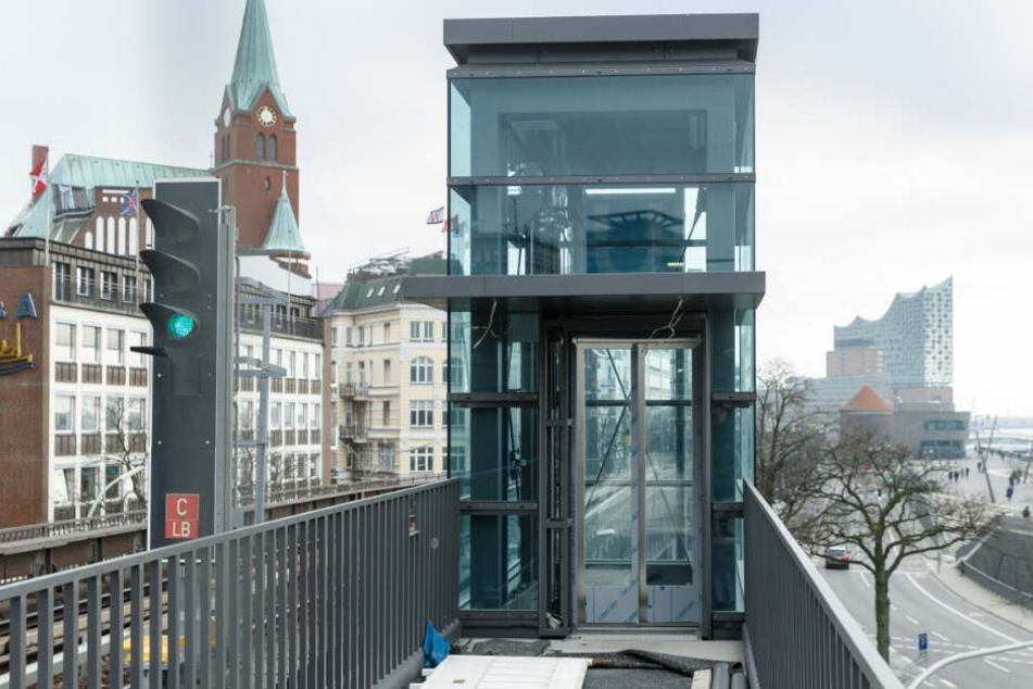 Zwei neue Aufzüge wurden an der Haltestelle Landungsbrücken installiert. (Archivbild)
