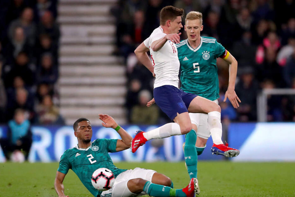 Absolvierte in der Länderspielpause zwei Spiele für Deutschlands U21 (hier gegen England) und ist für den VfB Stuttgart auch wieder eine Option: Innenverteidiger Timo Baumgartl (rechts im Bild, Trikotnummer 5).
