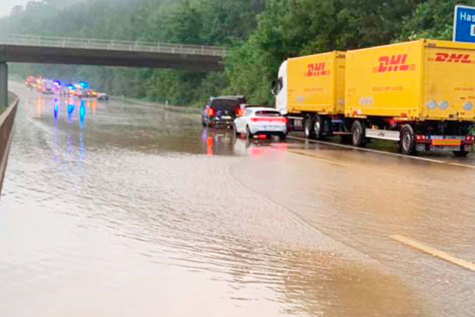 Unwetter über Deutschland sorgt weiter für Chaos: Teile der A7 geflutet!