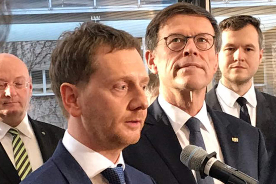 Michael Kretschmer bei seiner ersten Ansprache, rechts daneben Landtagspräsident Matthias Rößler.