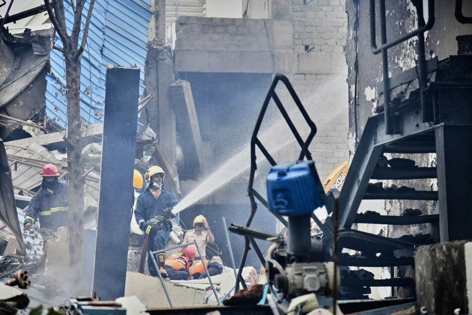 Feuerwehrleute kümmerten sich vor Ort um die Flammen.