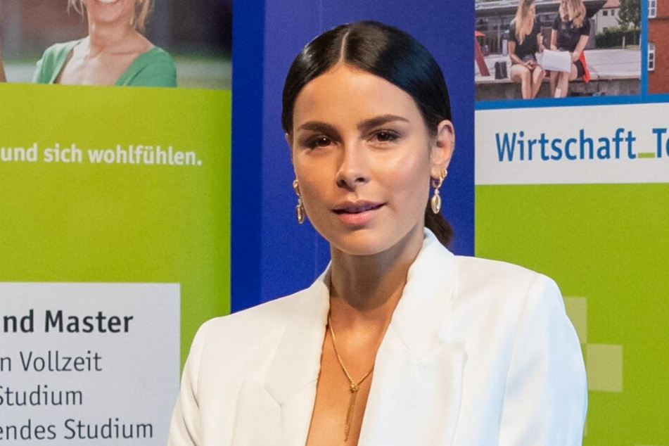 Lena Meyer-Landrut schaut in die Kamera.