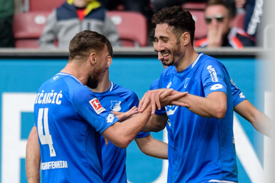 Ishak Belfodil (rechts im Bild) jubelt mit Teamkollege Ermin Bičakčić über seinen zweiten von drei Treffern gegen den FC Augsburg.
