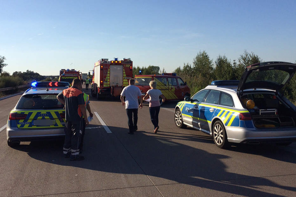 Insgesamt 27 Kameraden der Freiwilligen Feuerwehren rückten mit neun Fahrzeugen an. Auch ein Rettungshubschrauber kam zum Einsatz.