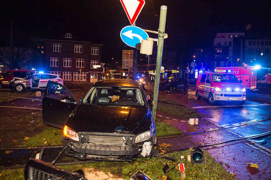 Der schwarze Volvo krachte gegen eine Ampelanlage und blockierte die Bahnschienen.