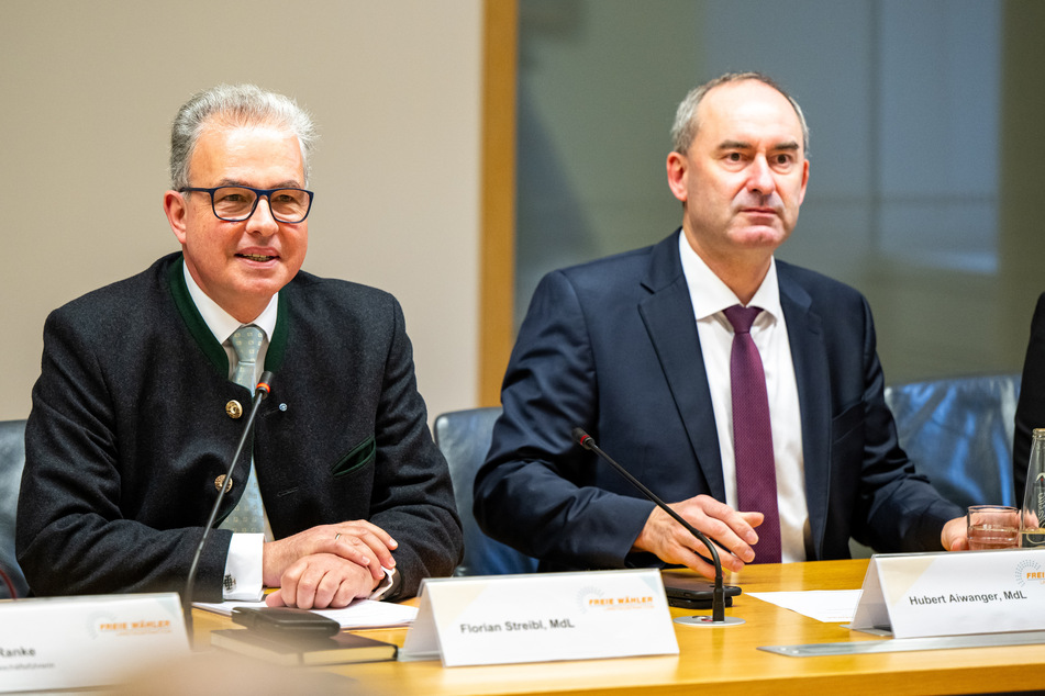 Hubert Aiwanger (53, r.) und Florian Streibl (61) wollen mit den Freien Wählern die Bundesregierung verklagen.