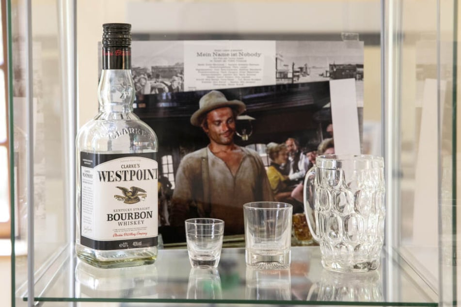 Während des Drehs zu "Mein Name ist Nobody" musste Terence Hill in einer Szene auch Whiskey trinken. In seinem Glas war tatsächlich Alkohol, aber mit Wasser verdünnt.