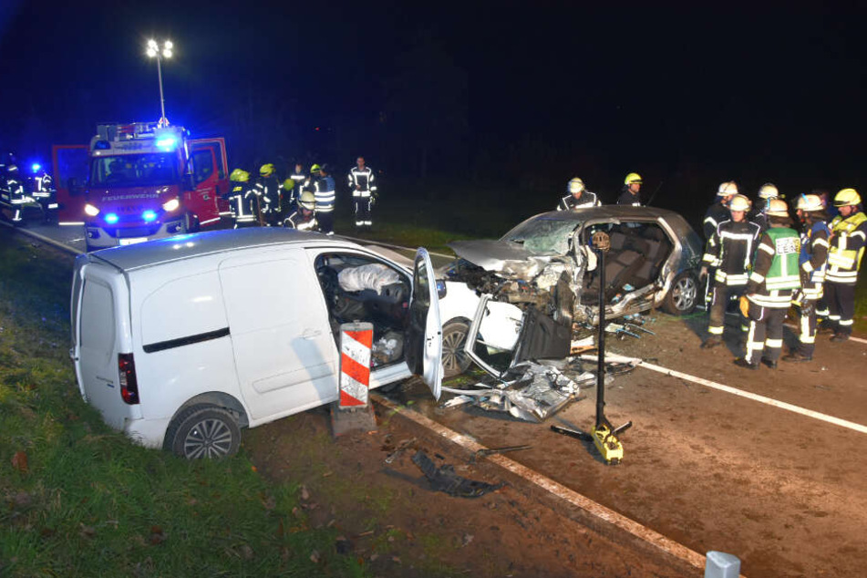 Der Fahrer des Peugeot und sein Beifahrer wurden leicht verletzt ins Krankenhaus gebracht.