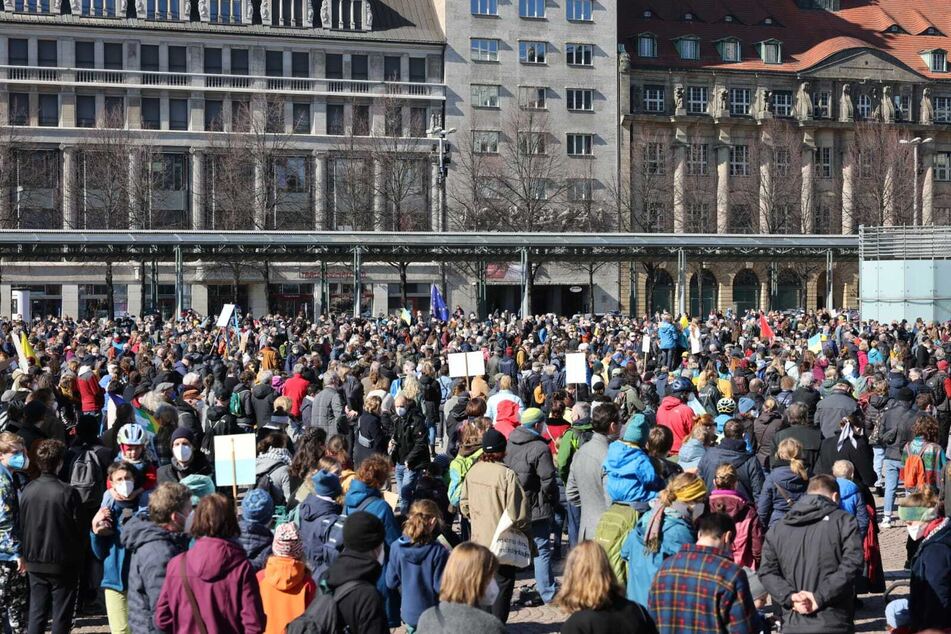 Rund 3000 Menschen sammelten sich auf dem Augustusplatz.