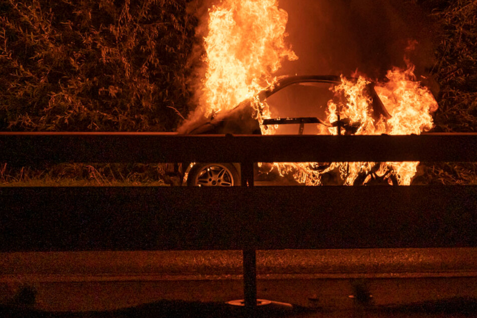 Auf dem Standstreifen ging der Smart in Flammen auf.