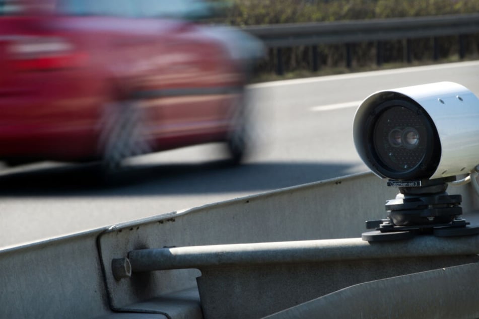 Ein Kennzeichen-Erkennungsgerät kann Kennzeichen an Autos erfassen.