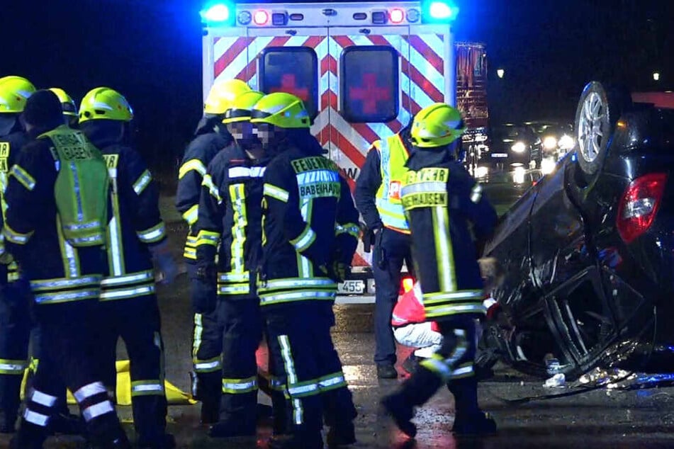 Einsatzkräfte der Feuerwehr retteten den 72-Jährigen aus dem Autowrack.