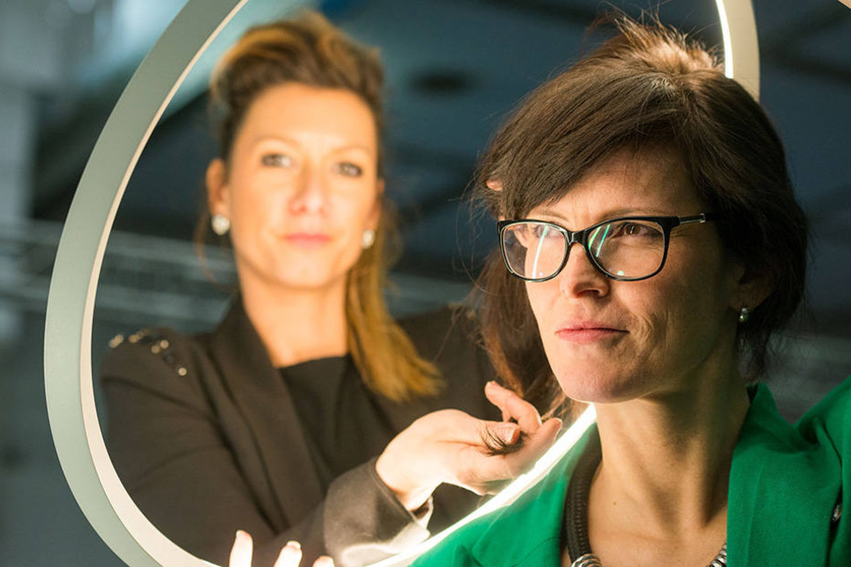 Tägliche Shows der Haarmanufaktur: Inhaberin Susann Schwanebeck (42, li.) und
Projektmanagerin Jana Schurzky (41) bereiten sich schon vor.