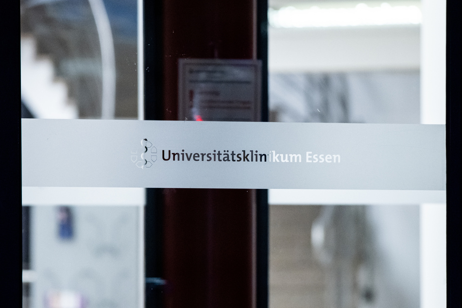 Ein Oberarzt der Essener Uniklinik soll zwei todkranken Männern in deren letzter Lebensphase Medikamente verabreicht haben, die zu deren sofortigem Tod führten.