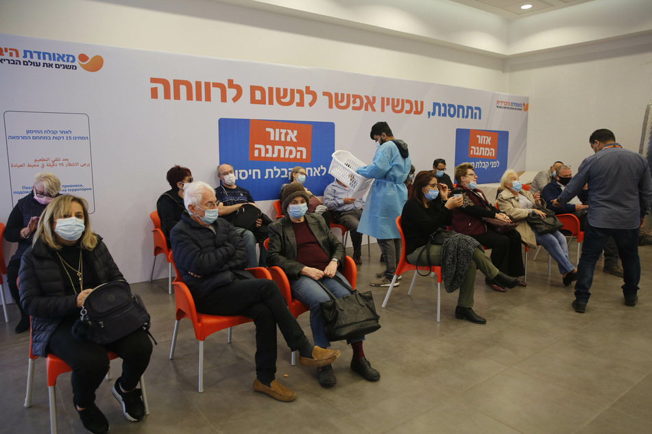 Israel legt ein enormaes Tempo bei den Corona-Impfungen vor, gleichzeitig steigen aber auch die Zahlen der Neuinfektionen immer weiter.