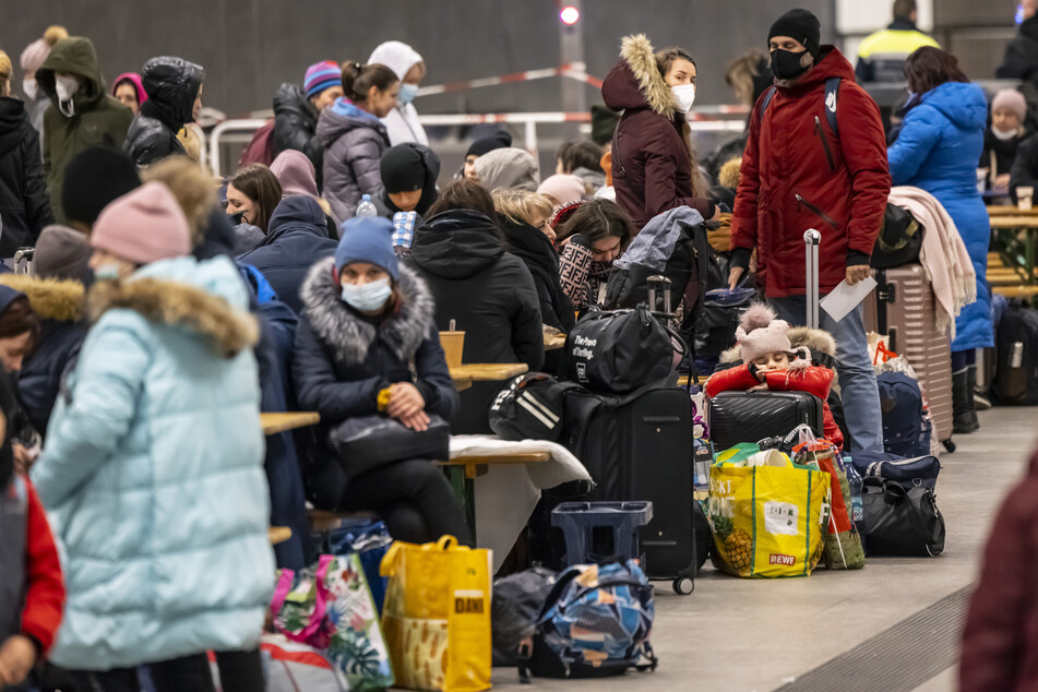 Menschen warten in der Anlaufstelle für Flüchtlinge aus der Ukraine auf dem Hauptbahnhof in Berlin.