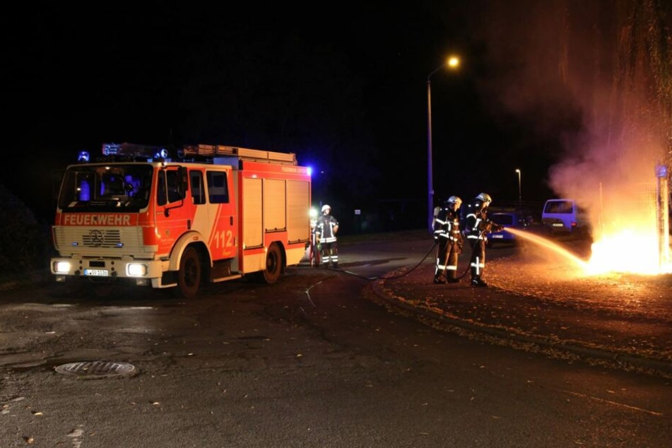 Unbekannte hatten mehrere Mülltonnen angezündet.
