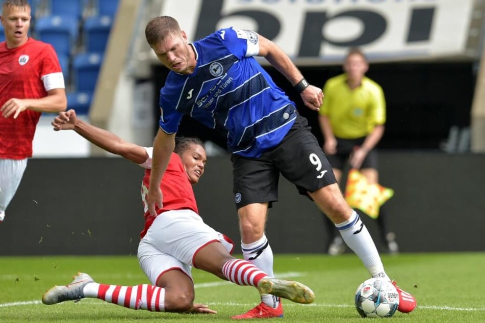 Fabian Klos (r.) ist wieder Kapitän von Arminia Bielefeld.