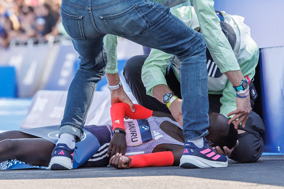 Siegerin Rosemary Wanjiru (30) brach direkt an der Ziellinie zusammen.