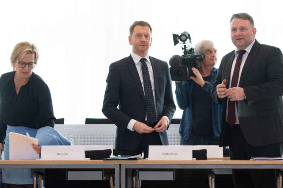 Barbara Klepsch (CDU, links), Gesundheitsministerin von Sachsen, Michael Kretschmer (CDU), Ministerpräsident von Sachsen, und Christian Hartmann, Fraktionsvorsitzender.