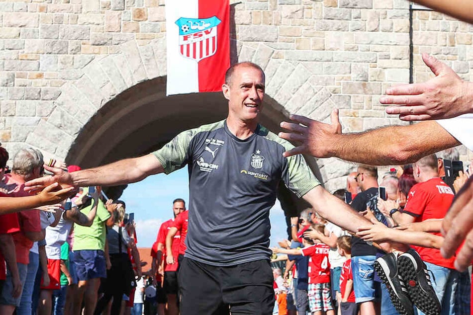 FSV-Coach Joe Enochs klatscht mit den Fans ab.