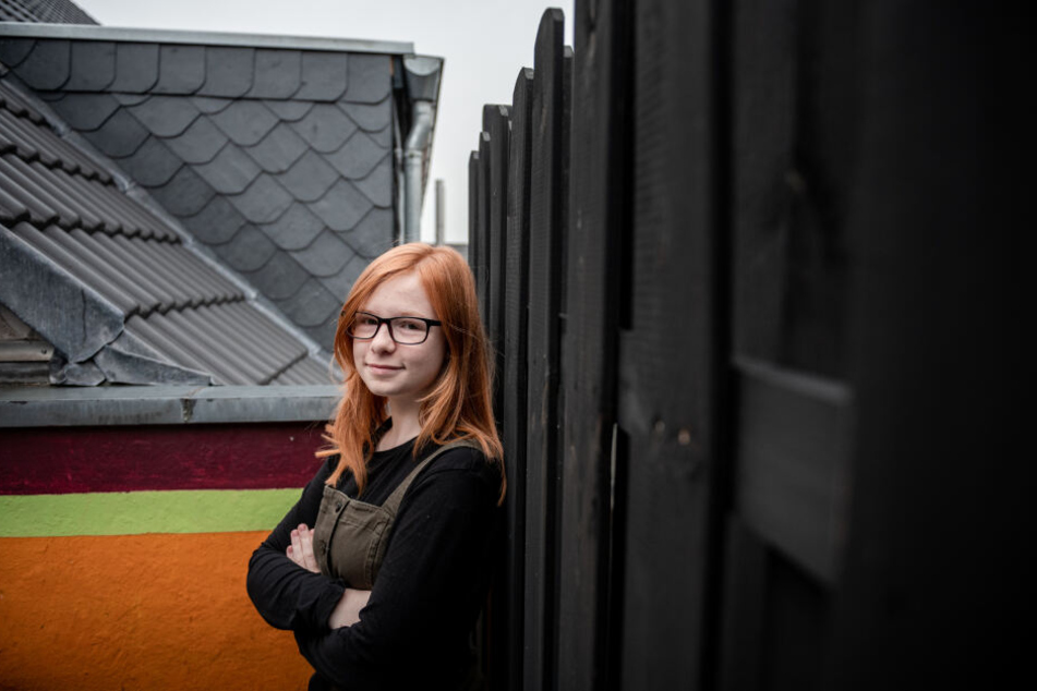 Die 14-jährige Zoe Karg steht auf einem Balkon mit Blick auf das Dachgeschoss der Nachbarn.