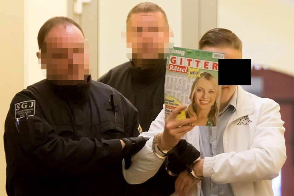 Martin F. (22) verdeckt sein Gesicht mit einer Zeitschrift. Laut eines Mitangeklagten gilt er als Kopf des Trios, das aus der JVA Zwickau ausbrechen wollte. (Archivbild)