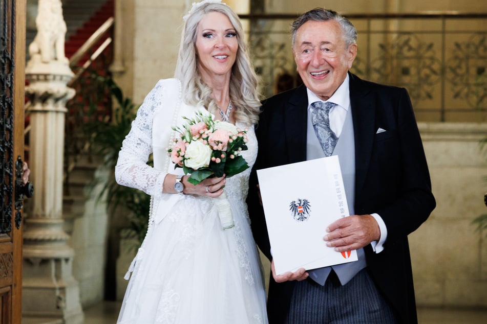 Ein Bild aus glücklichen Hochzeits-Tagen. Simone Lugner und ihr Ehemann Richard (†91) vor dem Wiener Rathaus.