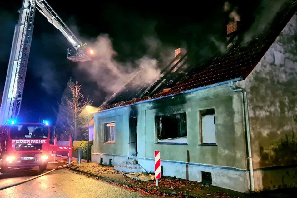 Ein Einfamilienhaus im brandenburgischen Fehrbellin stand am Samstagabend in Flammen.