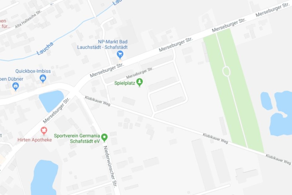 Der Vorfall ereignete sich an einer Bushaltestelle an der Merseburger Straße.