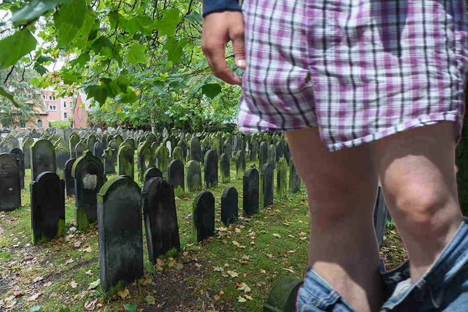 Der Entblößer war auf dem Friedhof unterwegs. (Symbolbild)