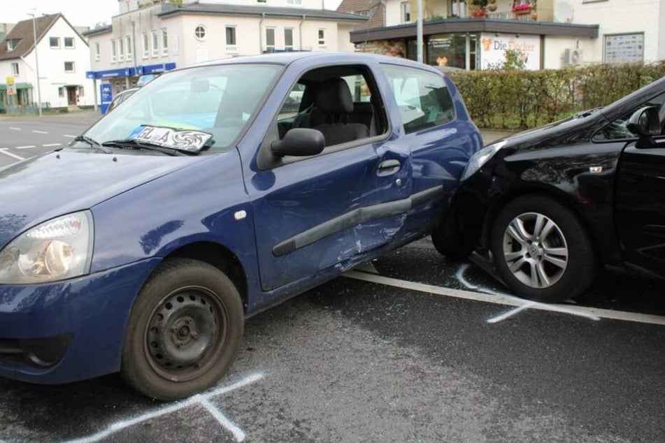 Zwei der drei Unfallautos. Der geschätzte Schaden liegt bei 10.000 Euro.