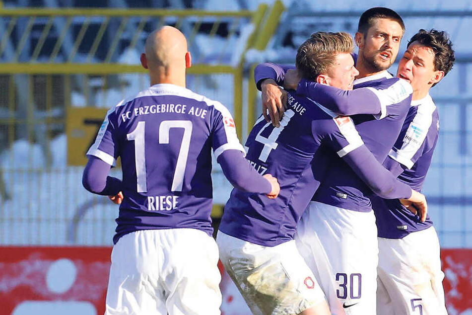 Jubel nach dem einzigen Sieg gegen Heidenheim. Dimitrij Nazarov (Nummer 30) traf beim 2:1 im Januar 2017 gegen den FCH.