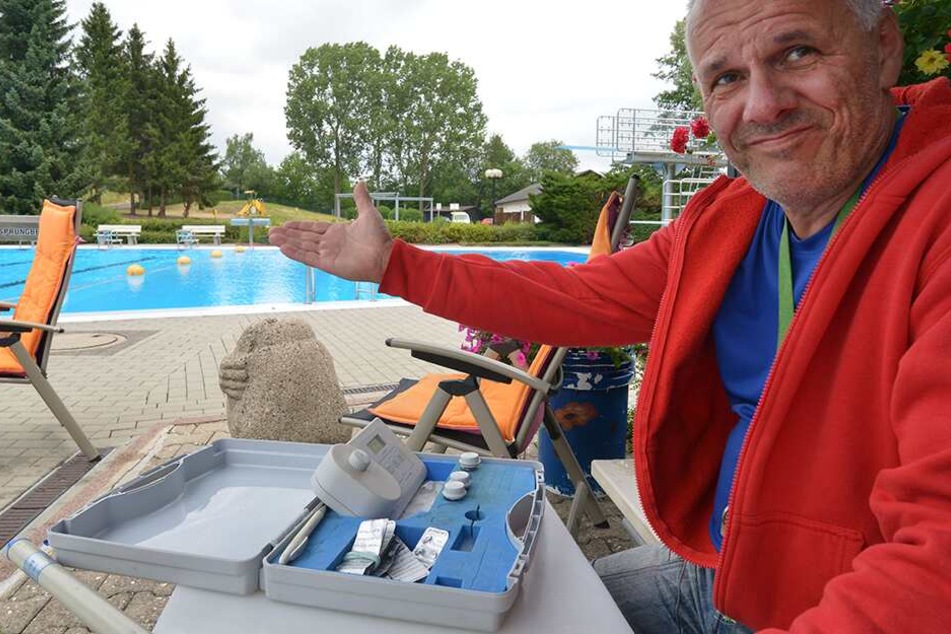 Badfest im Freibad Wittgensdorf fällt witterungsbesdingt ins Wasser. Schwimmmeister Jens Preussner.