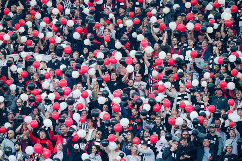 Mit Luftballons in den Vereinsfarben Schwarz, Rot und Weiß hießen die Fans ihre Eintracht willkommen.