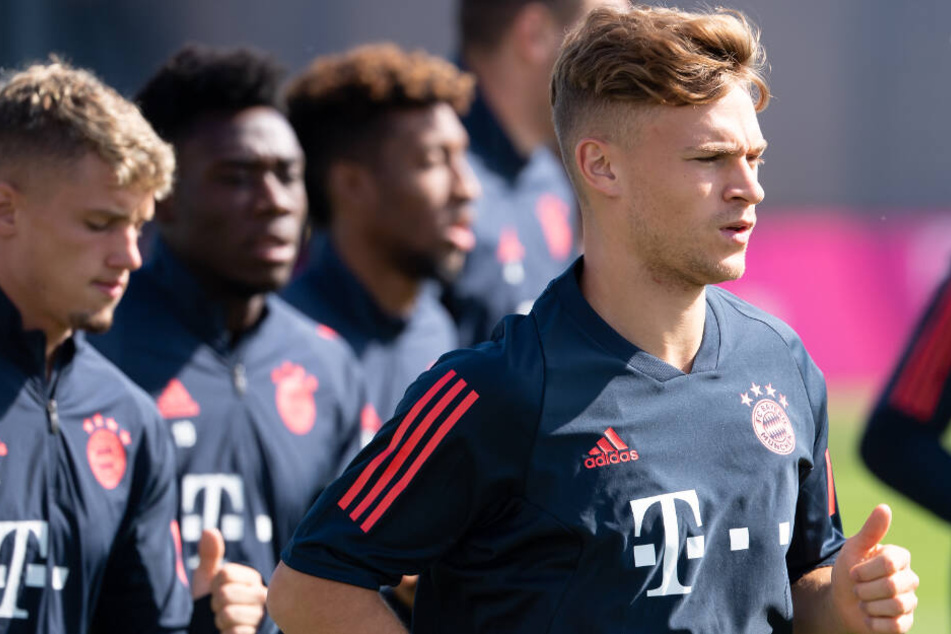 Joshua Kimmich (r.) soll beim FC Bayern München mit Leistungen überzeugen.