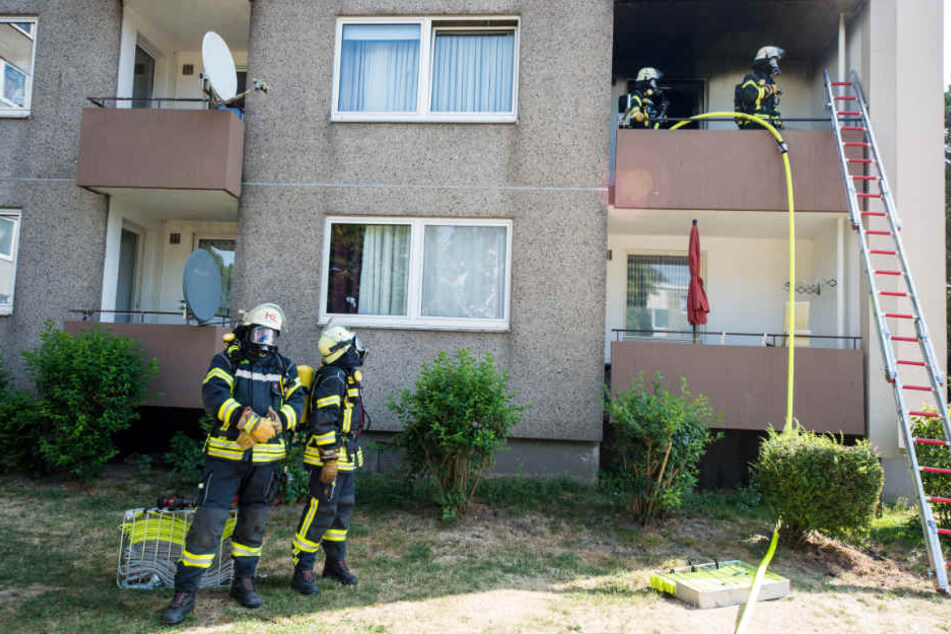 Über eine Leiter kamen die Einsatzkräfte auf den Balkon.