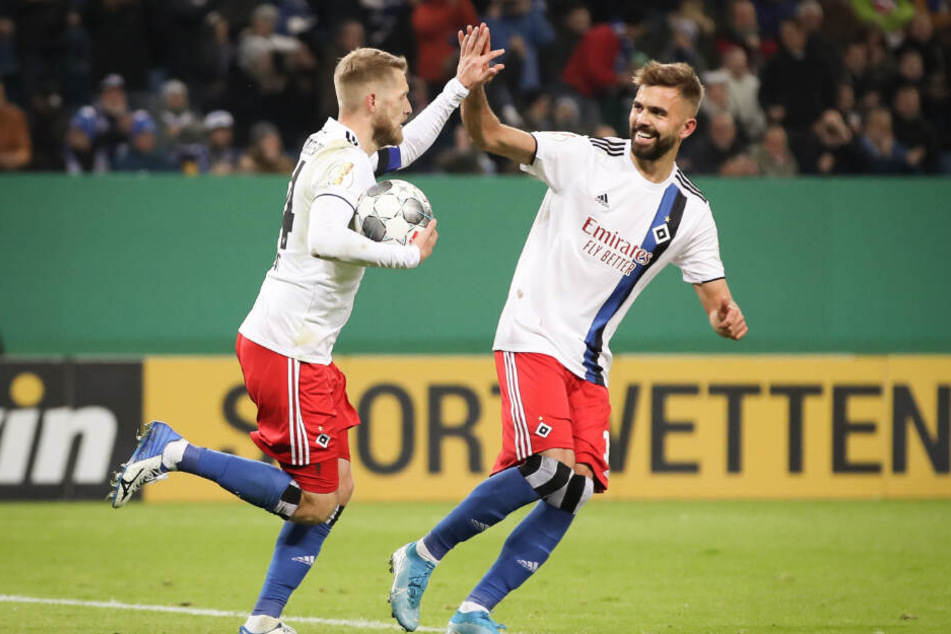 Aaron Hunt klatscht nach seinem Elfmeter-Tor mit Lukas Hinterseer ab.