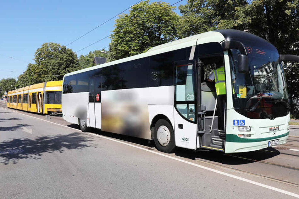 Der Bus rammte aus noch ungeklärter Ursache die Straßenbahn.