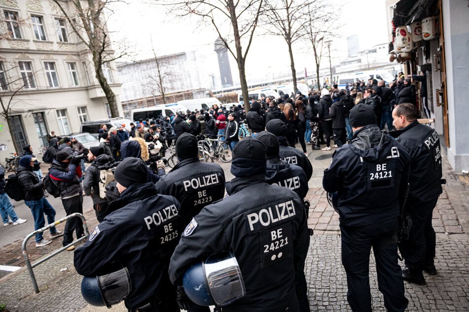 Die Polizei untersagte, dass die Demo durch die Rigaer Straße zieht.