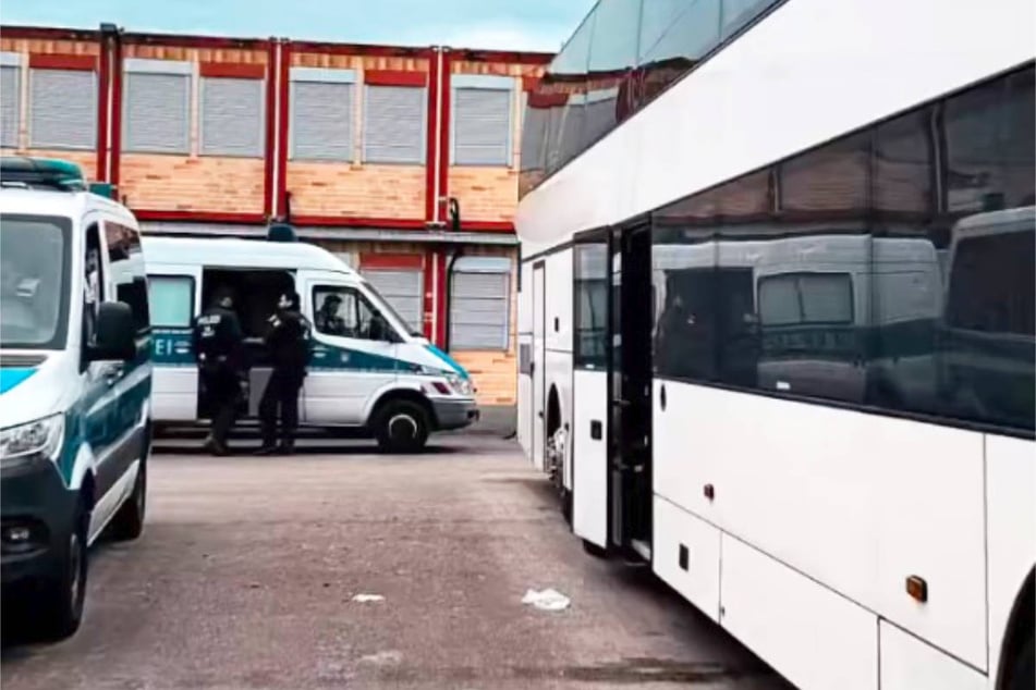 Der schrottreife Reisebus ist von der Polizei auf einem Parkplatz am Stadion An der Alten Försterei überprüft worden.