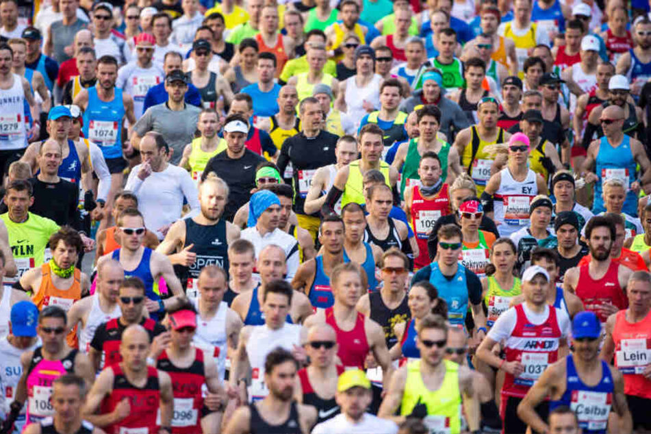 Tausende Läufer starten am Sonntag beim Hamburg Marathon. (Archivfoto)