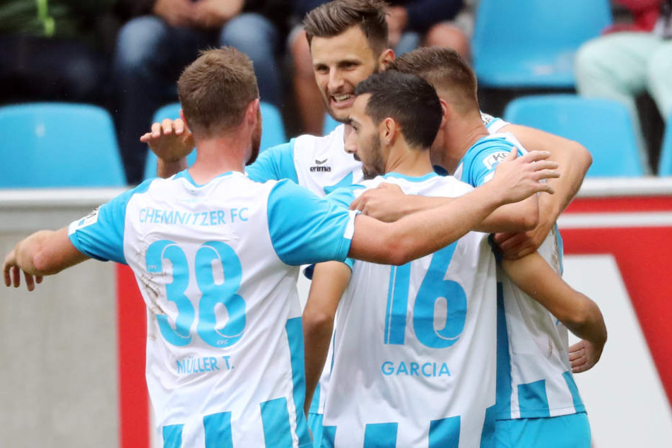 Die CFC-Spieler jubeln nach dem 2:0 von Dejan Bozic.