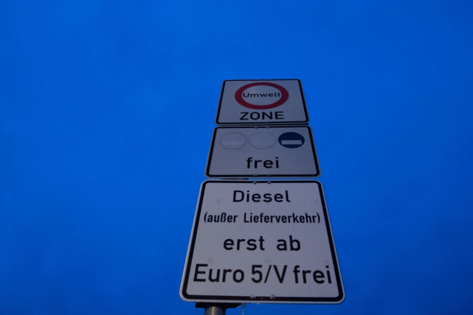 Ein Schild weist auf das Diesel-Fahrverbot hin.