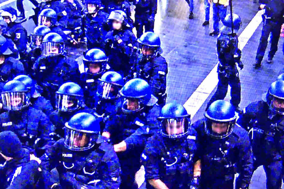 Ein massives Polizeiaufgebot musste die Fanlager trennen.