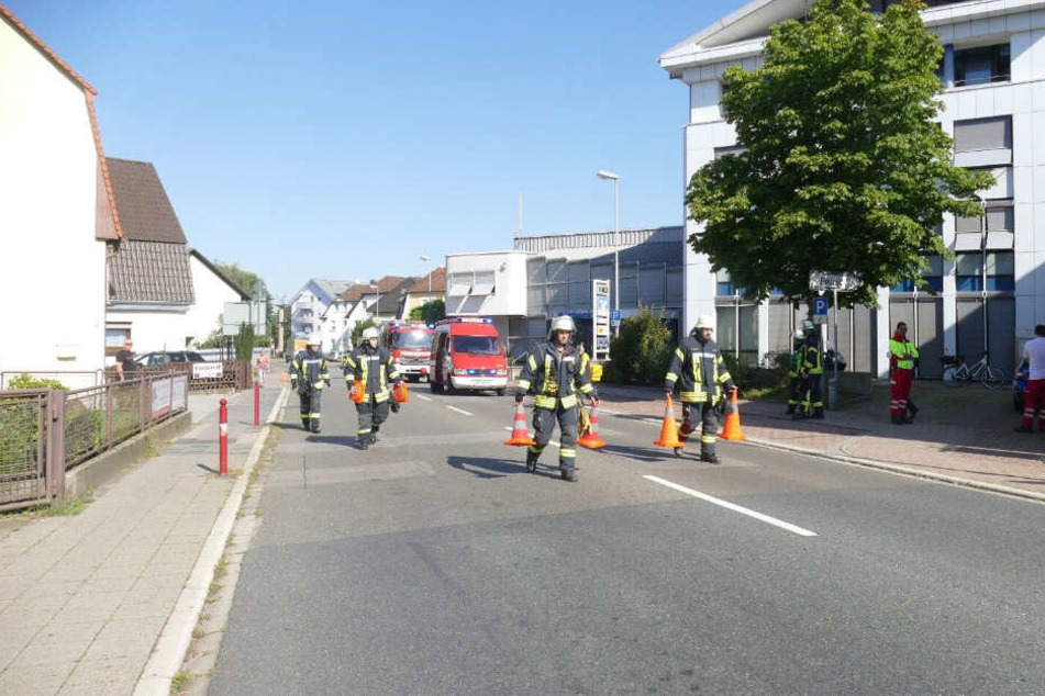 Einsatzkräfte Ende August vor der Bank.