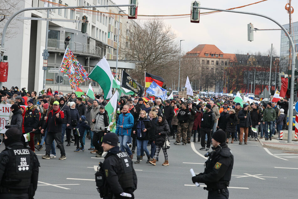 Teilnehmer einer Kundgebung der Kleinpartei Freie Sachsen läuft durch die Chemnitzer Innenstadt.