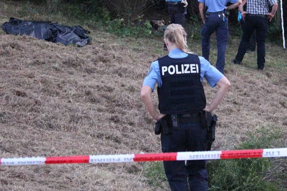 Polizisten sichern den Fundort weiträumig ab.